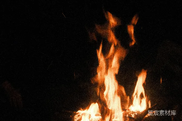 高清摄影 在漆黑的夜晚，一簇明亮的篝火燃烧着。