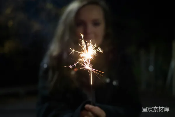 高清摄影 手拿烟花的女人
