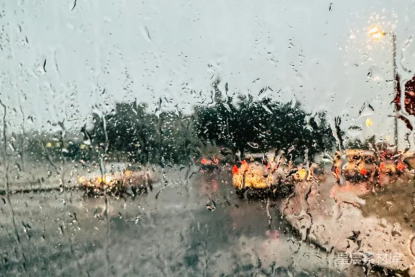 透过蒙雨的窗户看一条街道的景象