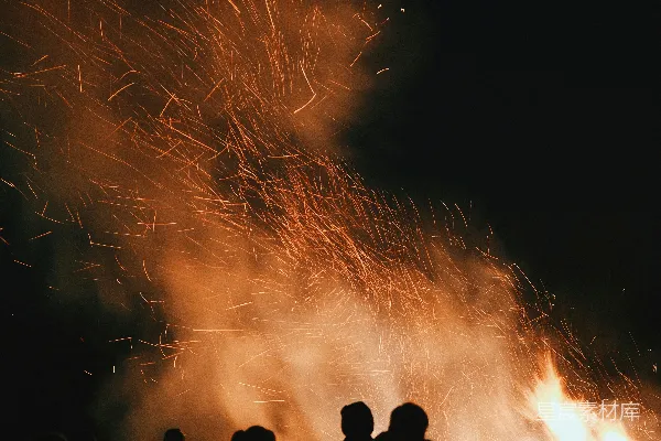 高清摄影 夜晚，人们聚集在篝火旁的剪影。