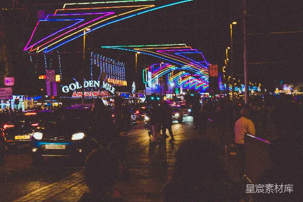 高清摄影 一群人走在街道上，背景中有一栋建筑物。
