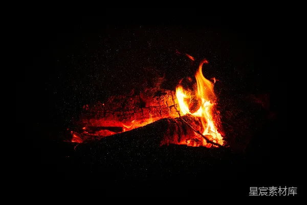 高清摄影 篝火在黑暗的夜晚熊熊燃烧。