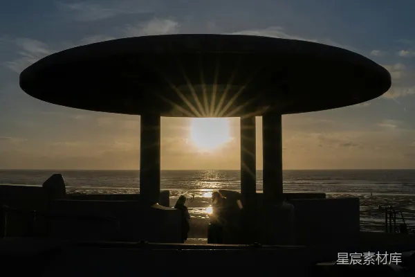 高清摄影 一座大型拱门在海滩上方