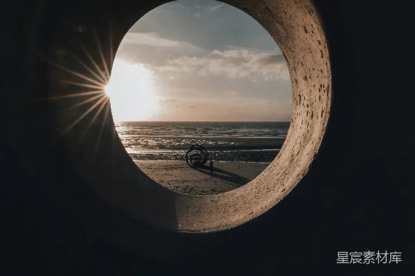 高清摄影 通过石墙上的一个洞看到海洋的景色