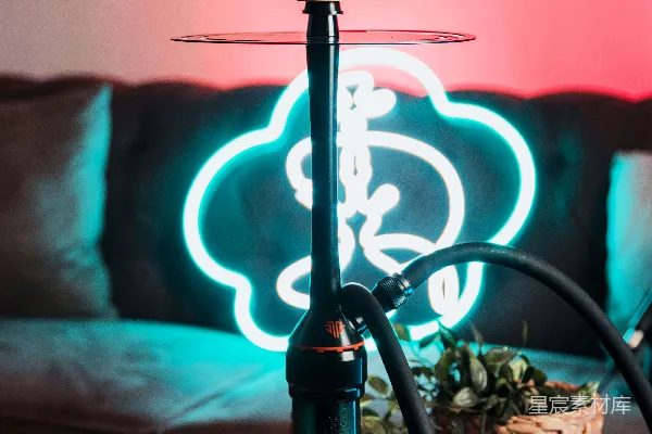 高清摄影 一张桌子，上面放着一盏灯。