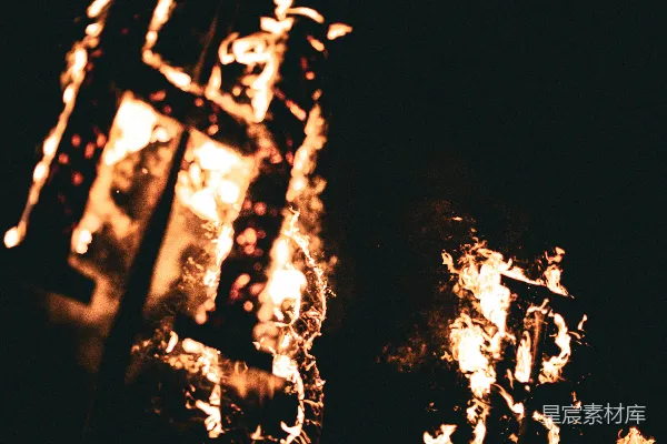 高清摄影 夜晚的一幅燃烧建筑的特写画面。
