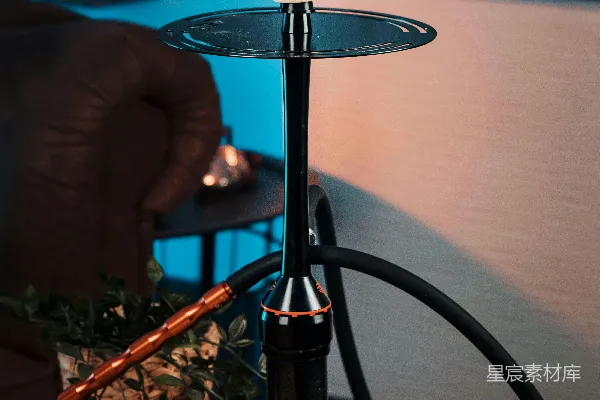 高清摄影 一张桌子，上面放着一个烛台。