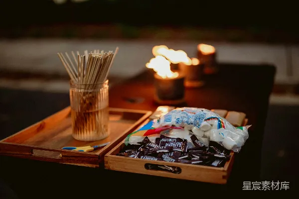 高清摄影 一个木制托盘上放着一支蜡烛和一个玻璃杯。