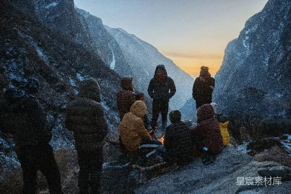 高清摄影 白天山上的篝火旁聚集的人们