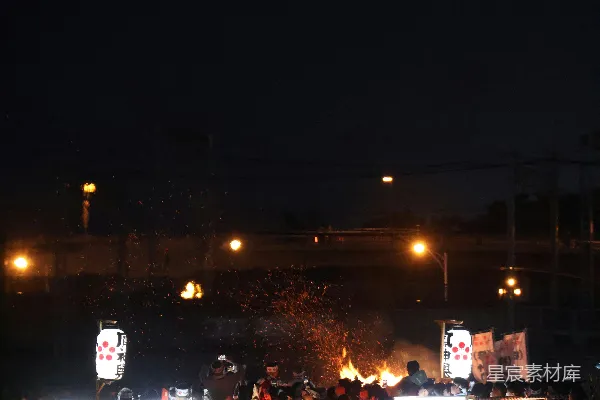 高清摄影 人们在夜间拿着灯笼和烟火庆祝。