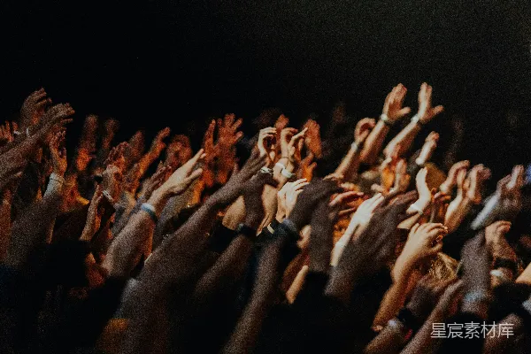 高清摄影 一群人在高举双手。