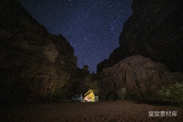 高清摄影 在星光灿烂的沙漠夜空下的露营地