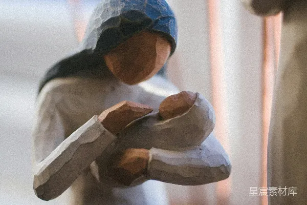 高清摄影 柳树下的女人抱着婴儿雕像