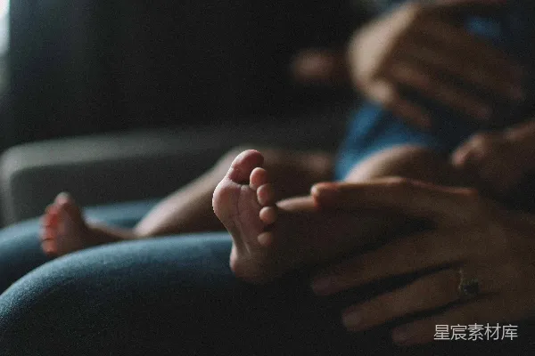 高清摄影 抱着婴儿的那个人