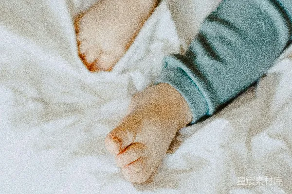 高清摄影 穿天蓝色裤子的婴儿