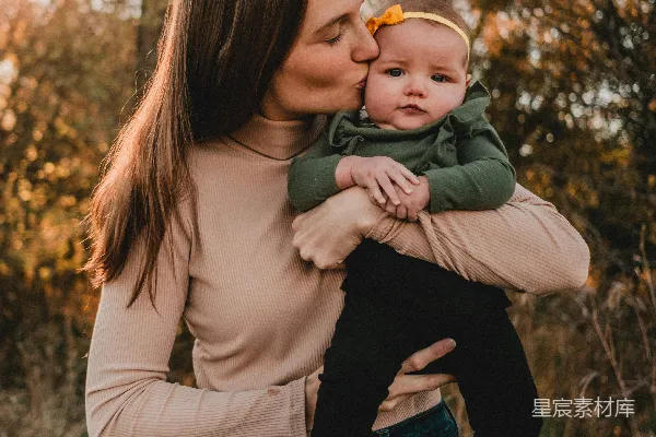 高清摄影 一位抱着婴儿的女人