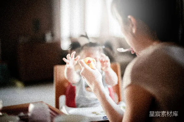 高清摄影 对焦于母亲喂养婴儿的特写摄影