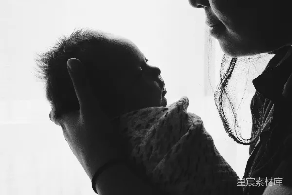 高清摄影 黑白摄影中的女人抱着一个婴儿