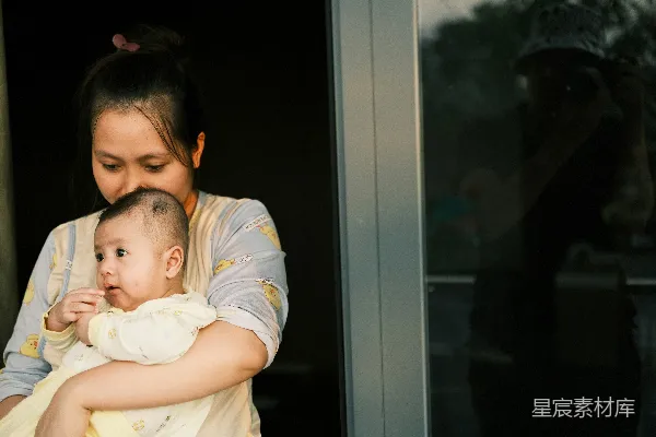 高清摄影 一个女人怀里抱着一个婴儿