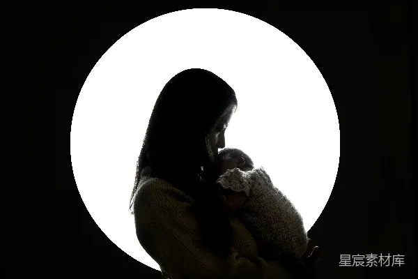 高清摄影 一个女人抱着一个毛绒玩具。