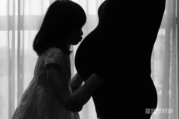 高清摄影 穿着白色连衣裙的女人站在穿着黑色连衣裙的女人旁边