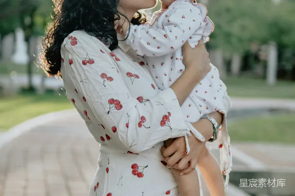 高清摄影 抱着婴儿的女人