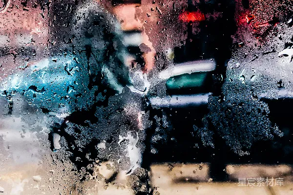高清摄影 街上一个人手持雨伞行走