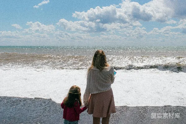高清摄影 一群女性在看海浪。