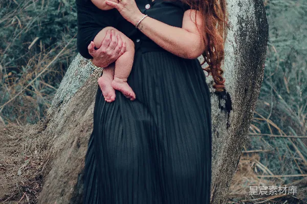 高清摄影 抱着一个婴儿的女人