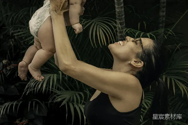 高清摄影 穿着黑色背心和白色蕾丝文胸的女人