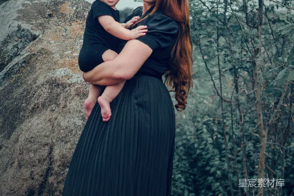 高清摄影 一个女人抱着一个婴儿。