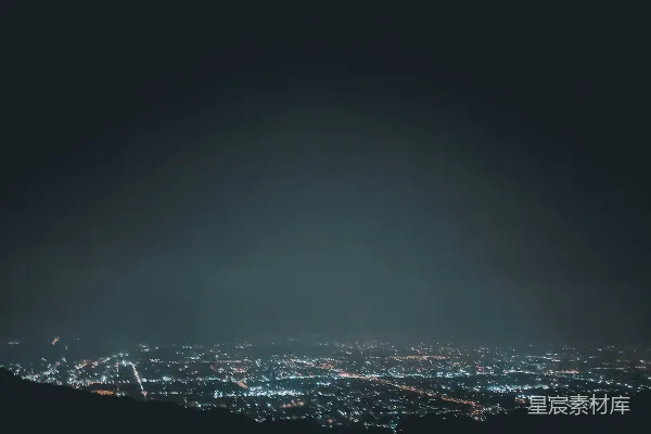 山顶上俯瞰的城市夜景