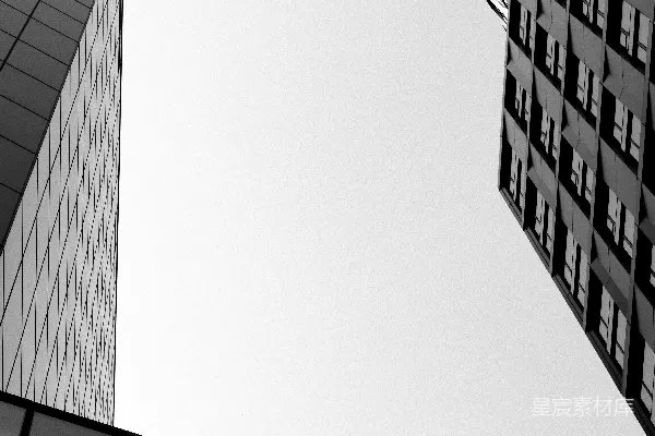 现代黑白建筑在明亮的天空中相互映照。