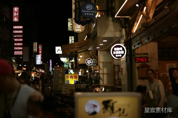 街道指示牌照亮了繁忙的夜市场景。