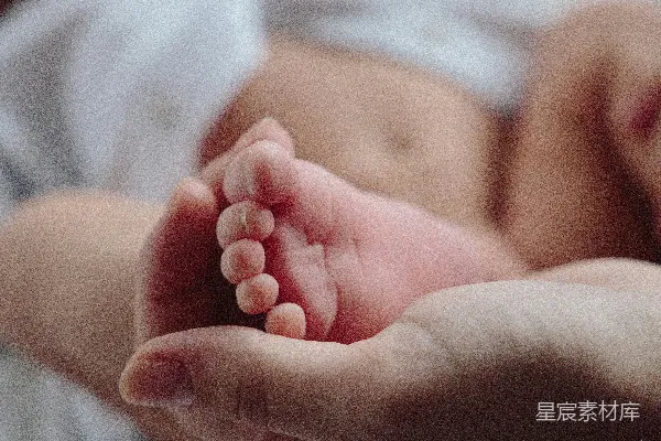 高清摄影 穿着白色连体衣的婴儿