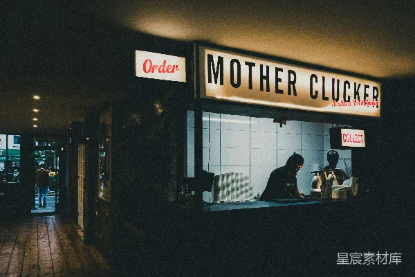 高清摄影 一位女士坐在商店柜台前。