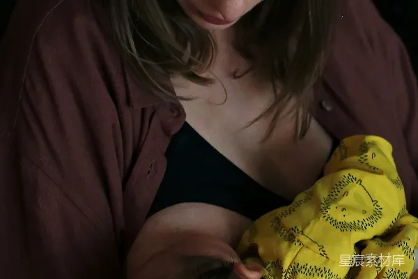 高清摄影 母亲在给新生儿哺乳。