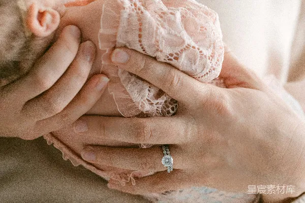 高清摄影 一个女人抱着一个婴儿在怀里