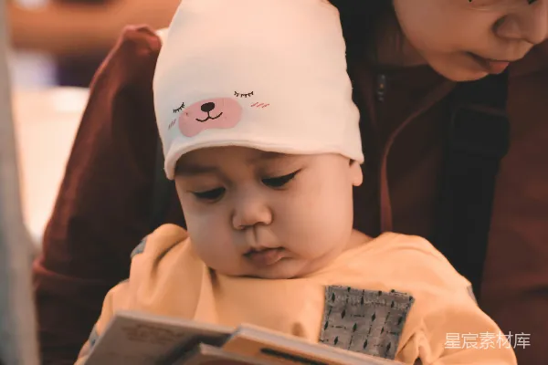 高清摄影 抱着婴儿的女人