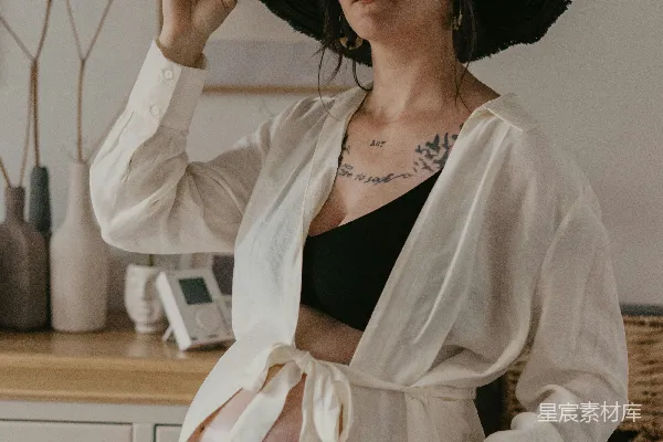 高清摄影 戴黑色帽子的孕妇在抽烟。