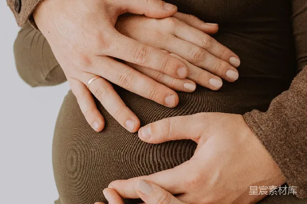 高清摄影 一个怀孕的女人把手放在肚子上
