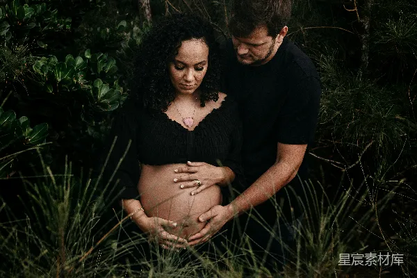 高清摄影 穿黑色圆领T恤的男人拥抱穿棕色连衣裙的女人