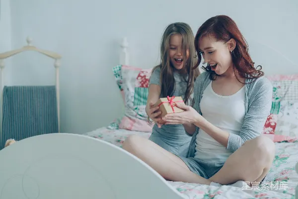高清摄影 女儿给她的母亲送了一份礼物。