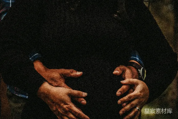 高清摄影 穿着黑色长袖衬衫和黑色裤子的女人
