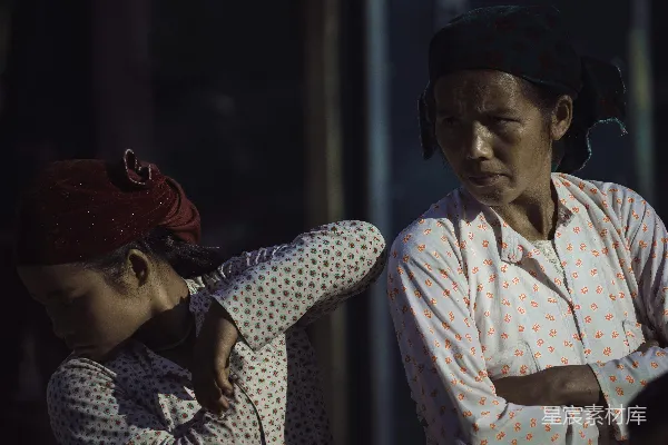 高清摄影 站着的少女和女人正朝右侧看去。