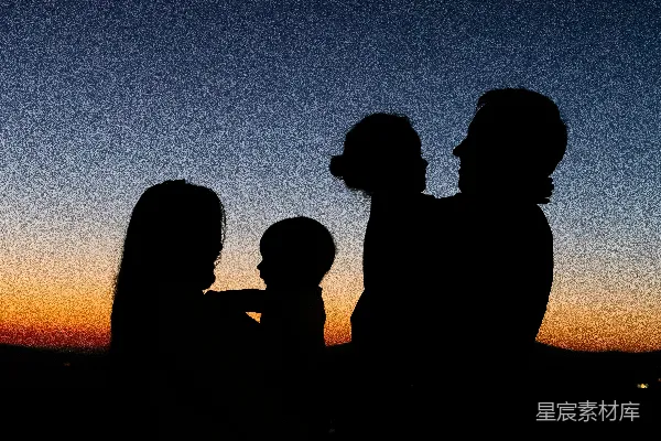高清摄影 夕阳下，两位女士和一位男士并肩站立的剪影。