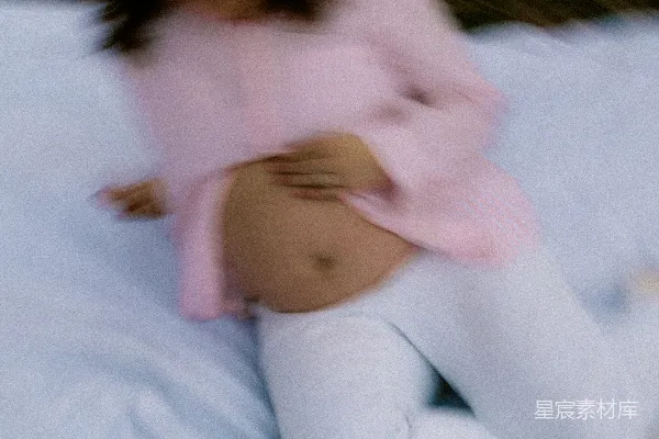 高清摄影 穿粉色衬衫和白色裤子的孕妇