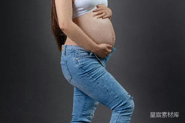 高清摄影 一位孕妇在拍照。