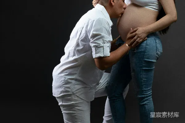 高清摄影 一对夫妇正在甜蜜地摆姿势拍摄孕照。