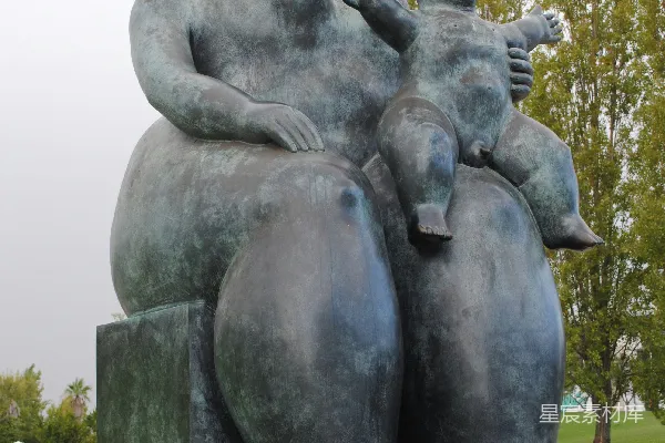 高清摄影 灰色的男女雕像